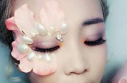 學化妝所交的學費貴不貴
