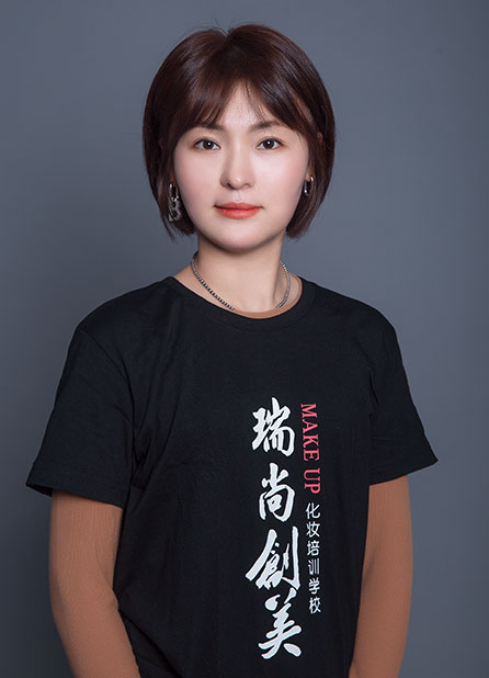 徐麗晶：朋友的介紹，我選擇了化妝行業(yè)，在瑞尚創(chuàng)美學(xué)習(xí)化妝