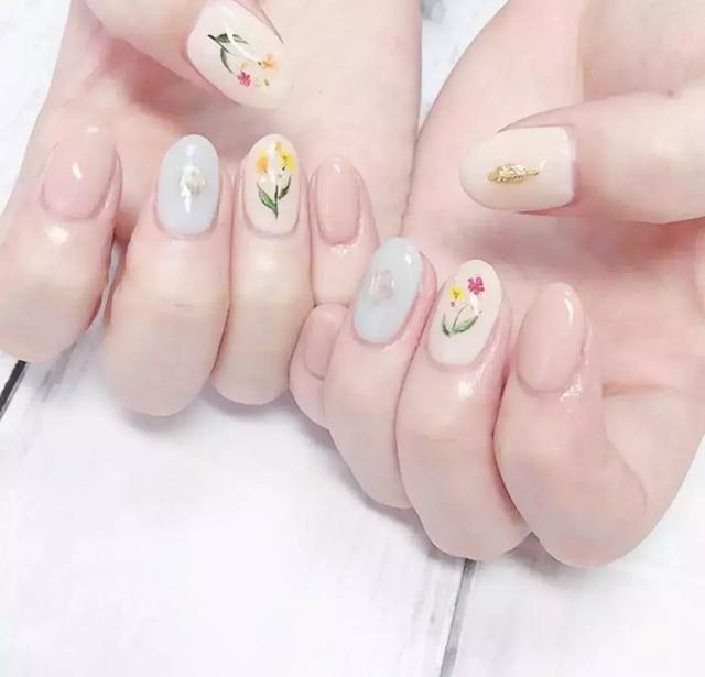 美甲也有潮流？這些今年不涂，明年就要過(guò)時(shí)啦！