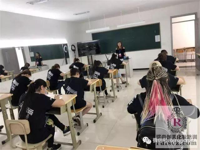 學(xué)化妝還能提前感受大學(xué)生活？厲害了我的化妝師！