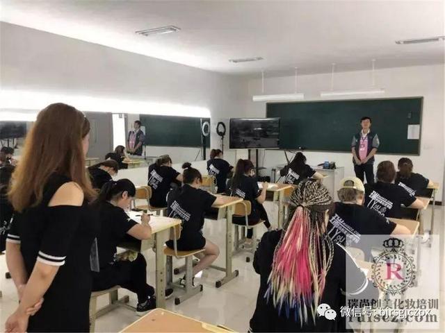 學(xué)化妝還能提前感受大學(xué)生活？厲害了我的化妝師！