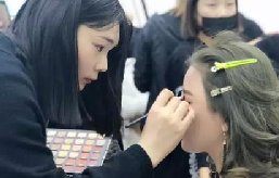 怎么才能當(dāng)上彩妝師？如何當(dāng)彩妝師？