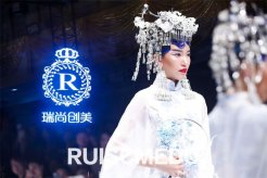 男孩學(xué)彩妝好嗎？男孩適合做化妝行業(yè)嗎？